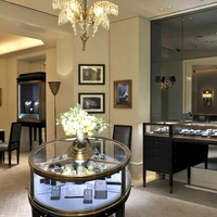 Besondere Projekte bieten das perfekte Umfeld für WOKA-Leuchten: die Gebäude für die Wiener Stadtbahn von Otto Wagner (ganz oben) und der Harry-Winston-Salon bei Harrods in London (oben)