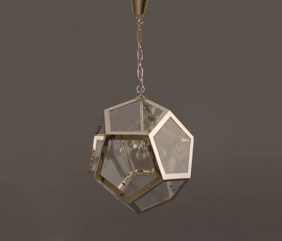 Sie sind wieder da: Der Wiener Hersteller hat es sich zur Aufgabe gemacht, ikonische Designs aus dem frühen 20. Jahrhundert wieder herauszubringen. Hier abgebildet ist die Pendelleuchte „Knize 55“ von Adolf Loos