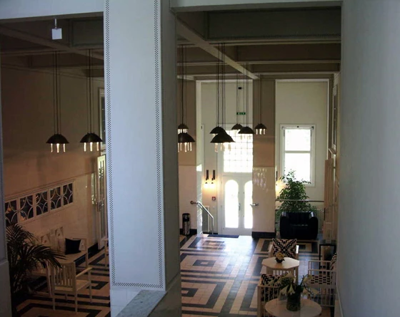 WOKA-Leuchten sind wegen ihrer Qualität und Schönheit besonders beliebt bei Architekten und Designern. Abgebildet hier sind die Wiener Staatsoper (ganz oben) und das Sanatorium Purkersdorf in Wien, gestaltet von Josef Hoffmann (oben)