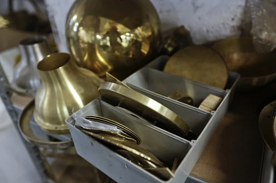 Der WOKA-Chef Wolfgang Karolinsky beschäftigt in seiner Wiener Werkstatt ein talentiertes Team aus Designern und Kunsthandwerkern, die originalgetreu einige der wegweisenden Arbeiten im Bereich des Leuchtendesigns des letzten Jahrhunderts herstellen