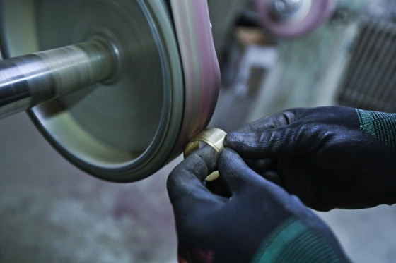 Karolinsky möchte bewusst nur mit einem kleinen Team arbeiten, um alle Aktivitäten des Unternehmens direkt überblicken zu können und sicherzustellen, dass die Qualität der handgefertigten Produkte von WOKA dauerhaft hoch bleibt