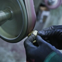 Karolinsky möchte bewusst nur mit einem kleinen Team arbeiten, um alle Aktivitäten des Unternehmens direkt überblicken zu können und sicherzustellen, dass die Qualität der handgefertigten Produkte von WOKA dauerhaft hoch bleibt