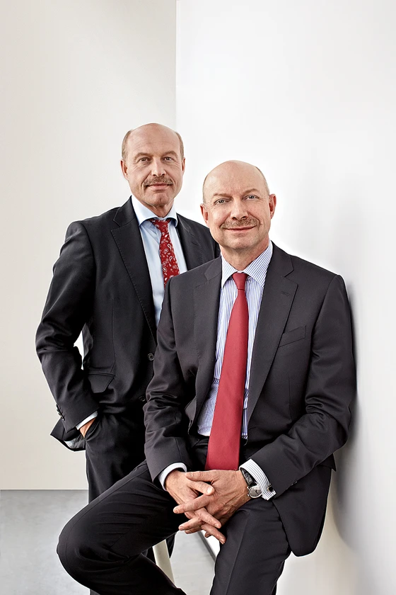 Gelebte Zukunfts­vision: Die Brüder Matthias (CTO Systems & Technology, links) und Andreas ­Dornbracht (CEO Communications & Marketing) führen das Unternehmen