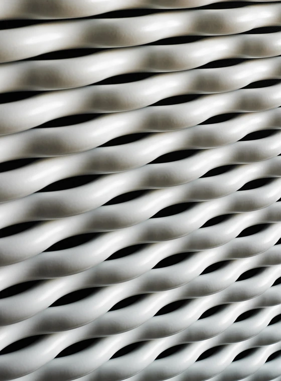Das wellenförmige Design des „Trame“-Heizkörpers aus kohlenstoffarmen Stahlrohren, entworfen von Stefano Giovanni, erinnert an Kett- und Schussfäden der traditionellen Weberei