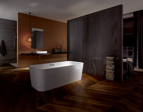 Slenderised: the drastically reduced wall of the "BetteArt" model is captivatingly thin (30 mm). An outlet fitting was specially developed for the narrow space between the apron and tub