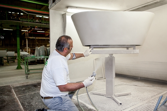 Refined: the "BetteStarlet Oval Silhouette" bath – seen here being hand-enamelled – comes in for careful treatment during the production process