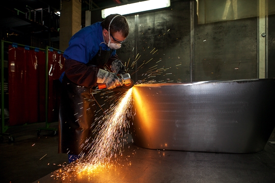 Sleek: once machined, the steel workpiece shows no visible welding joints. It is this perfect steel surface that guarantees perfect enamelling