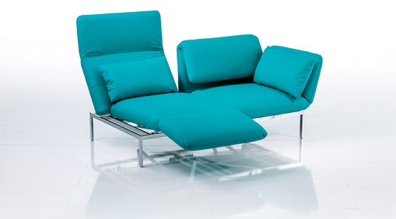 A modern, award-winning classic: "roro" by Roland Meyer-Brühl (available with castors on request) can be transformed into a variety of islands for sitting and lounging