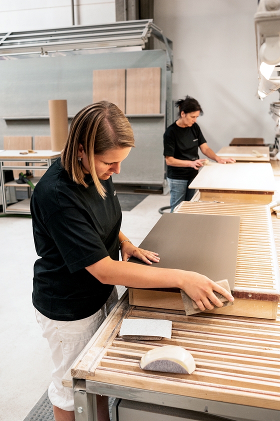 Feinschliff: Die Oberflächen werden in Handarbeit makellos veredelt