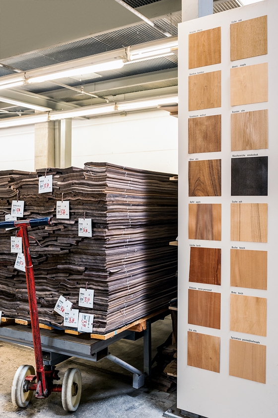 Artenvielfalt: Verschiedenste Furnierpakete liegen zur Verarbeitung bereit