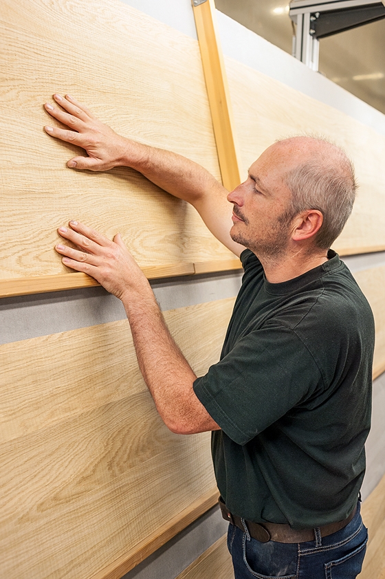 Handverlesen:  Der Furniermeister prüft jedes Stück
