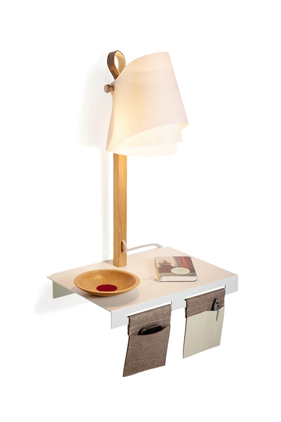 The force of attraction: thanks to its integrated magnet, the "Fläks" lamp can be positioned at any point on its base