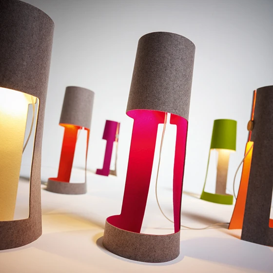 Strokable: the "Mia" table lamp in two-coloured felt is quite an experience – at both tactile and visual level