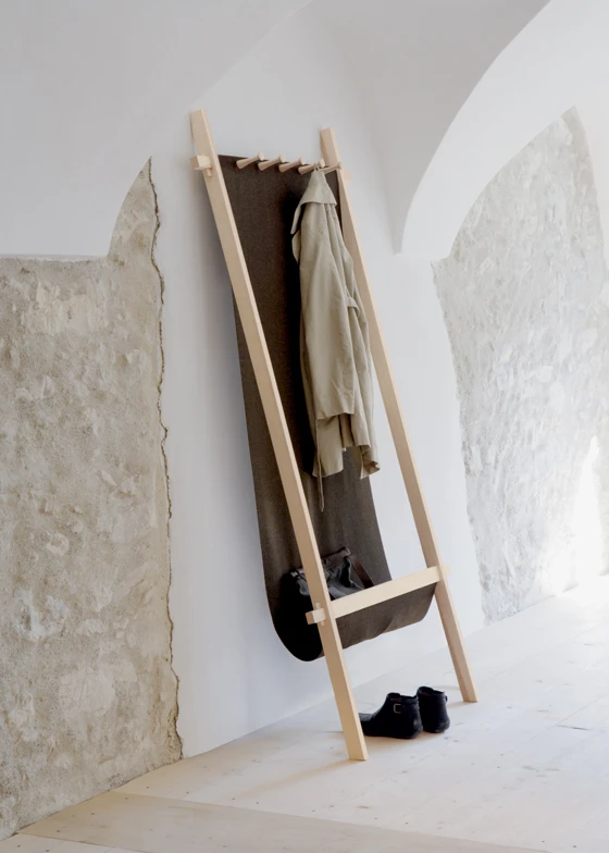 Nils Holger Moormanns „Lodelei“-Garderobe ist von improvisierten Kleiderständern auf Baustellen inspiriert. Er steht für den derzeitigen Wunsch, unkomplizierte Aufbewahrungsmöglichkeiten zu schaffen; Foto: Jäger & Jäger