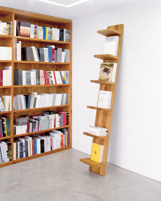 Das Bücherregal „Mate“ der deutschen Firma e15 ist aus robust wirkendem Holz gefertigt und mutet deshalb umso ungezwungener an. „An die Wand gelehnt, ist es eine moderne Staumöglichkeit für jede Umgebung“, sagt der e15-Gründer Philipp Mainzer