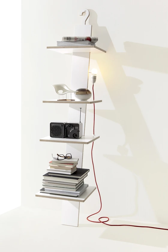 Um den kleiderbügelartigen Look dieses Ablagesystems, das der deutsche Designer Moritz Putzier für den Hersteller Müller Möbelwerkstätten entworfen hat, in Szene zu setzen, wird lediglich eine Schraube benötigt
