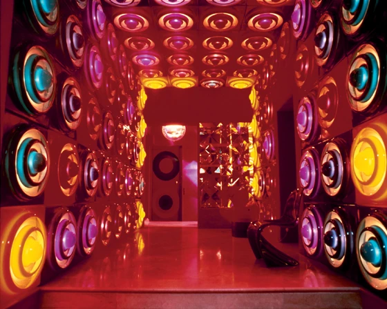 Verner Pantons modulare Wand- und Deckenpaneelen von 1969 inklusive seiner „Spiegel-Leuchte“ geben der Beleuchtung eine architektonische, raumdefinierende Bedeutung; Foto copyright Verner Panton Design