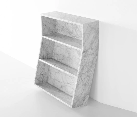 Thomas Sandells „Melt Tilt Tiltino“-Regal für Marsotto Edizioni spielt mit dem Kontrast zwischen Förmlichkeit (es ist aus Marmor gefertigt) und Unbeschwertheit (es ist wandlehnend)