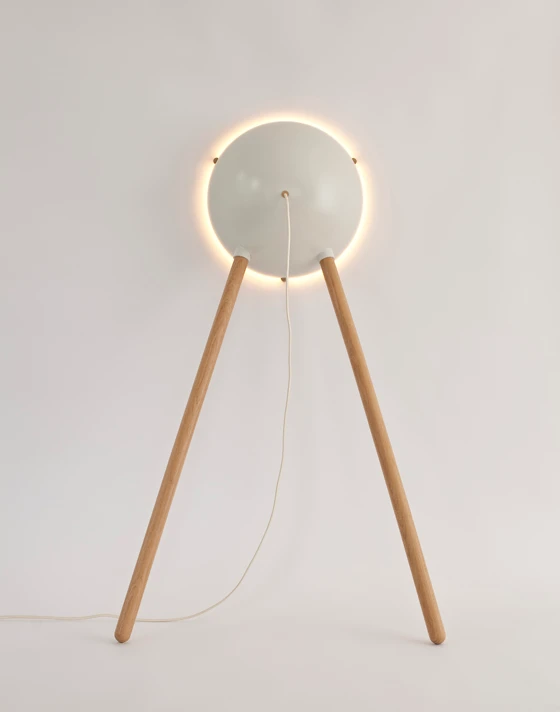 Daphna Laurens’ „Cirkel“ Stehleuchte ist Teil der gleichnamigen Kollektion für die Pariser Gallerie Gosserez. Laurens entwirft sie als anthropomorphes Gebilde, das die Wand durchdringt, um auf die andere Seite zu schauen