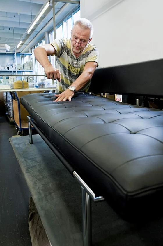 Massarbeit: Bis das individuell verstellbare Loungemöbel «Campus de luxe» perfekt ist, sind viele gekonnte Handgriffe nötig