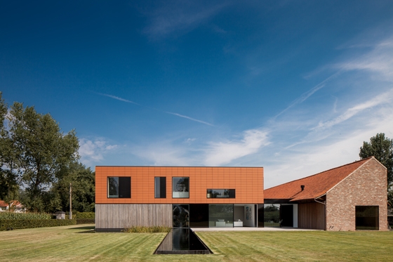 By Pascal Francois; Foto: Thomas de Bruyne. KELLER minimal windows® erlauben große Glasflächen mit Flügellasten von bis zu 1000 kg unter Beibehaltung des filigranen Profildesigns