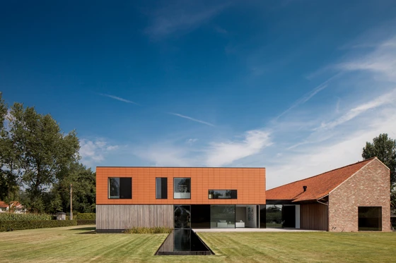 By Pascal Francois; photo: Thomas de Bruyne. KELLER minimal windows® allow large glass surfaces with leaf weights of up to 1000 kg while retaining the slender profile design