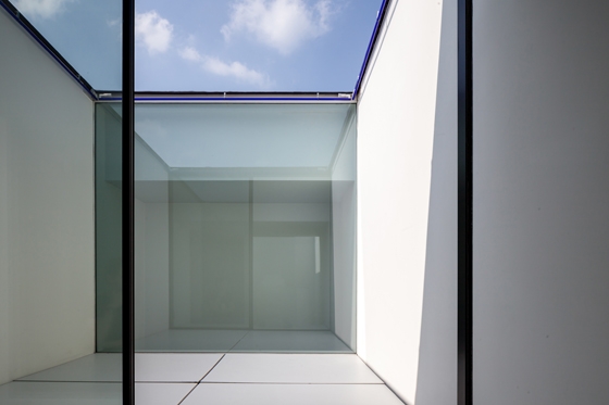 By Pascal Francois; Foto: Thomas de Bruyne. KELLER minimal windows® - anspruchsvolles minimalistisches Design schafft helle und fließende Effekte, für große feste und zu öffnende Fenster