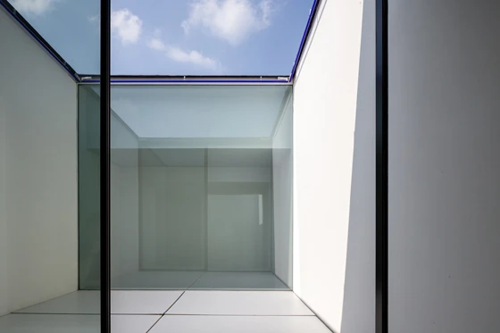 By Pascal Francois; photo: Thomas de Bruyne. KELLER minimal windows® - sophisticated minimalist design creates light and flowing effects for large fixed and sliding windows