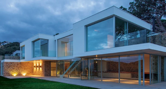 By Pepe Gascon; photo: Jesus Reinaldo. The modern architecture of KELLER minimal windows® is characterised by clear lines and large window units that flood rooms with light