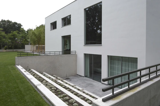 By Donkers Bouwkundig Tekenburo; photo: Donkers Bouwkundig Tekenburo. KELLER minimal windows® are energy efficient sliding window systems with high thermal insulation and filigree designed profiles