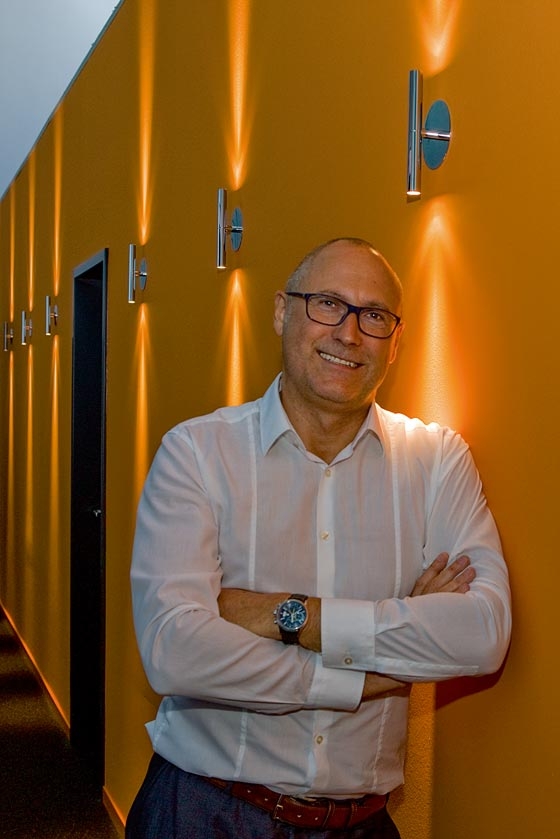 Strahlend: Jürgen Glauner, Geschäftsführer von LDM, weiss sich ins rechte Licht zu setzen, hier mit «EccoLed Twin»