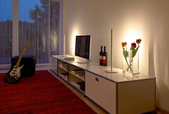 Stimmungsvoll: Mit der drehbaren «Santo Tubo Tablo» lassen sich Lichtstimmungen aus direktem und indirektem Licht erzeugen