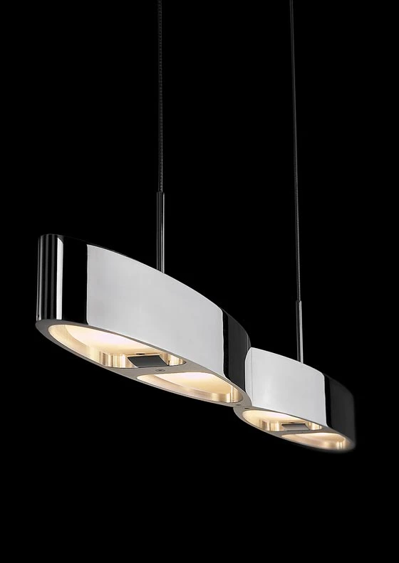 Elegant: Hochglänzend wirken die elliptischen Module der «Cosmo»- Serie sehr edel. In der Ausführung «Grande Uno» sind sie verkettet zu einer Leuchte von 71,5 cm Länge