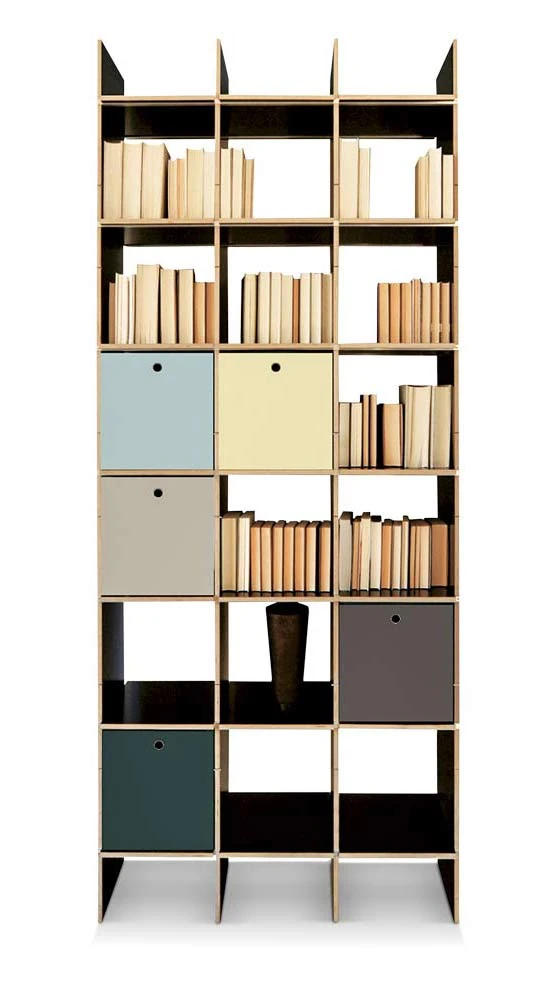 Variantenreich: Das filigrane Regal «FNP» passt sich den Raumgegebenheiten an