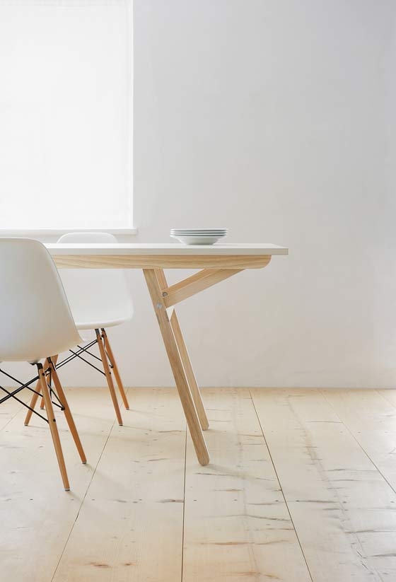 Ein Tisch für alle Lagen: «Klopstock» bietet durch ein Klickschnappsystem zwölf unter- schiedliche Beinpositionen