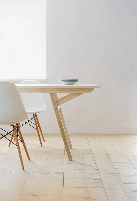 Ein Tisch für alle Lagen: «Klopstock» bietet durch ein Klickschnappsystem zwölf unter- schiedliche Beinpositionen