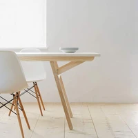 Ein Tisch für alle Lagen: «Klopstock» bietet durch ein Klickschnappsystem zwölf unter- schiedliche Beinpositionen