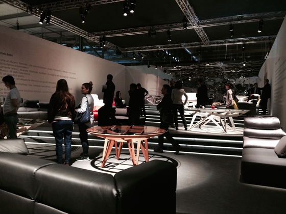 Meritalia take to the Milan stage by transforming their exhibition space into a terraced stage set. Concept by Mario Bellini