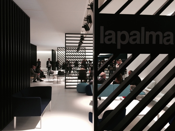 Simple but highly effective, strongly graphic screens shape the space of the Lapalma stand at the Salone del Mobile