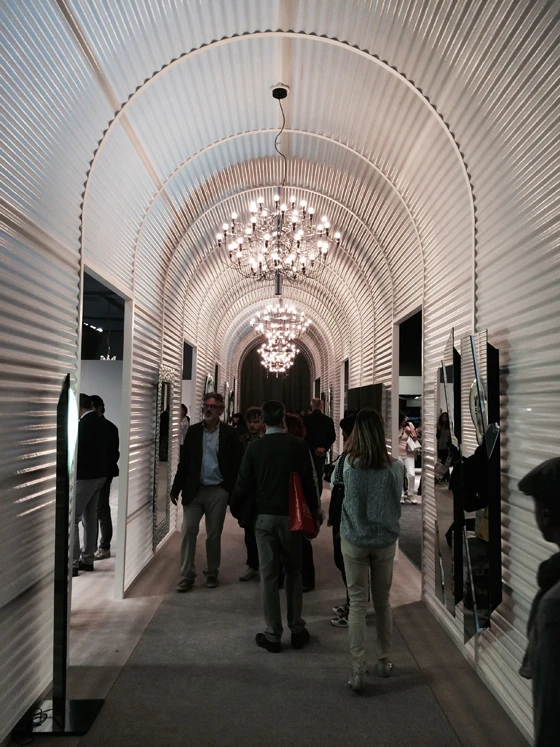 Circulation through an arcade-like passage at the Fiam stand in Milan