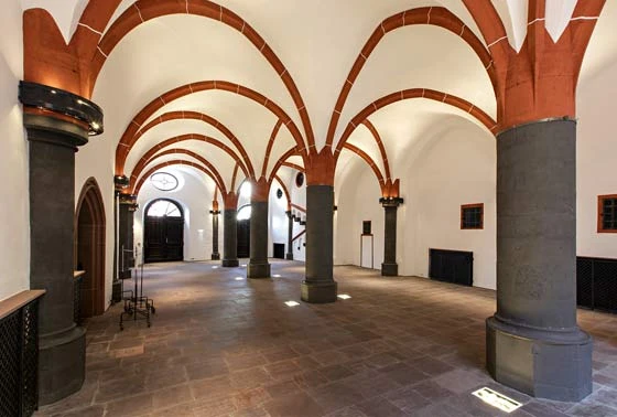 Historic: the "Römer" city hall in Frankfurt is illuminated by different, individually hand-produced luminaires with Omnio LED modules
