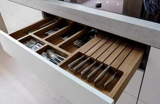 Deluxe cutlery drawer in solid oak