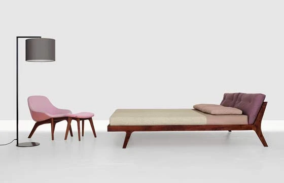 Bett «Mellow», Sessel «Morph Lounge» und «Morph Pouf» aus amerikanischem Nussbaumholz, Stehleuchte «Read Noon warm grey»