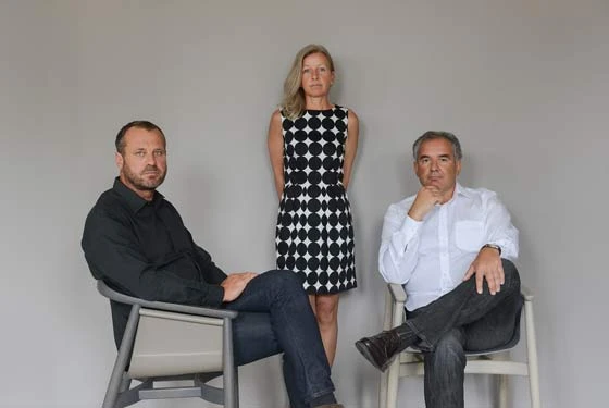 Birgit Gämmerler, Peter Gaebelein (links) und Peter Joebsch sind seit 1994 ein erfolgreiches Team. Stuhl «Pelle» links aus Eiche in grafitgrau gebeizt, rechts in Kalk gebeizt