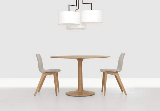 Deckenleuchte «Noon 3 white», «Turntable», Eiche, und Stuhl «Morph», Eiche