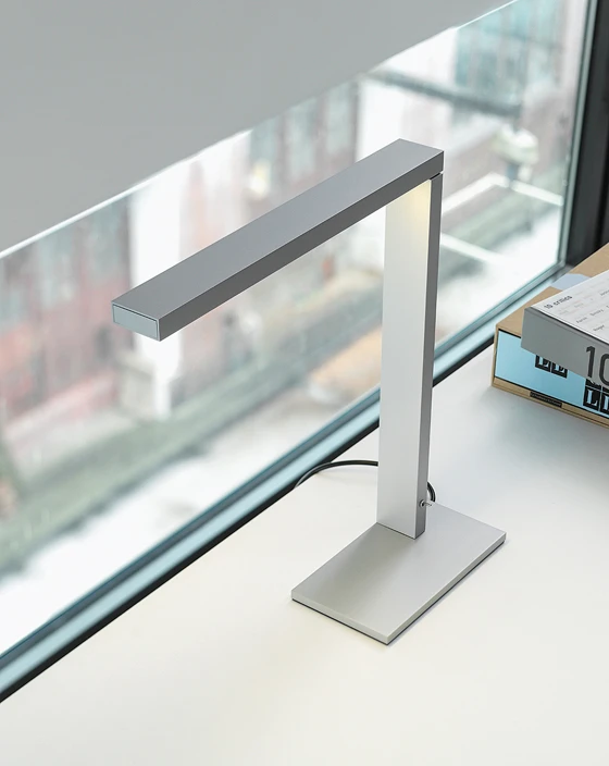 Well-read: thanks to the flexibility of its articulated joints, the "ZAC" table lamp is ideal for libraries.