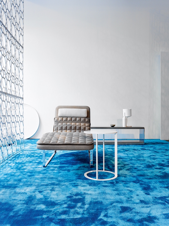 Pure silk: the luxurious "Pure Silk" collection is available in the form of wall-to-wall carpeting and edged rugs.