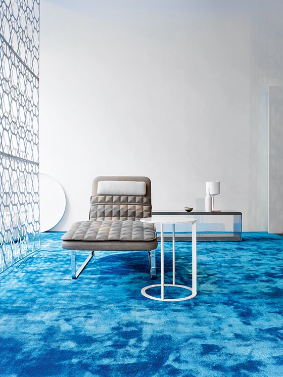 Pure silk: the luxurious "Pure Silk" collection is available in the form of wall-to-wall carpeting and edged rugs.