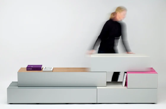 Raffiniert: Slideboard «performanuf» setzt sich aus übereinander gestapelten und jeweils frei verschiebbaren Korpussen zusammen.