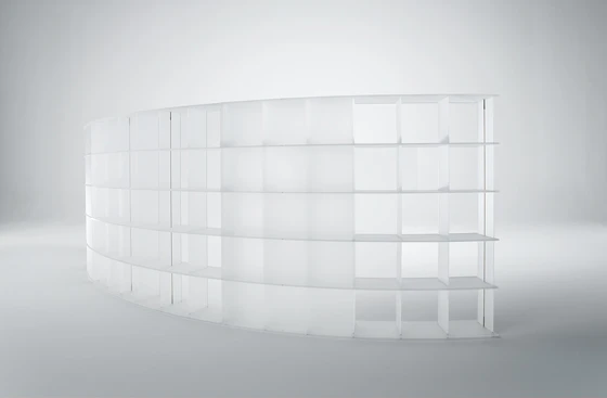 Nur ein Hauch von Regal: «screen» aus gefrostetem Plexiglas ist ein Raumteiler, der höchstmögliche Transparenz bietet.